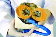 世界第一例人工心脏移植手术在法国成功完成