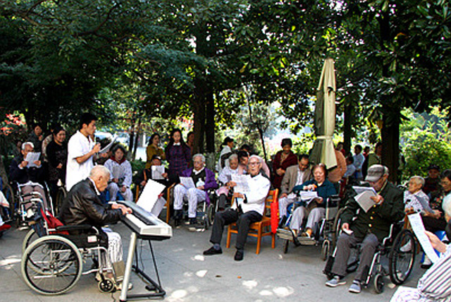 病员音乐会：30多位病员及家属踊跃唱歌